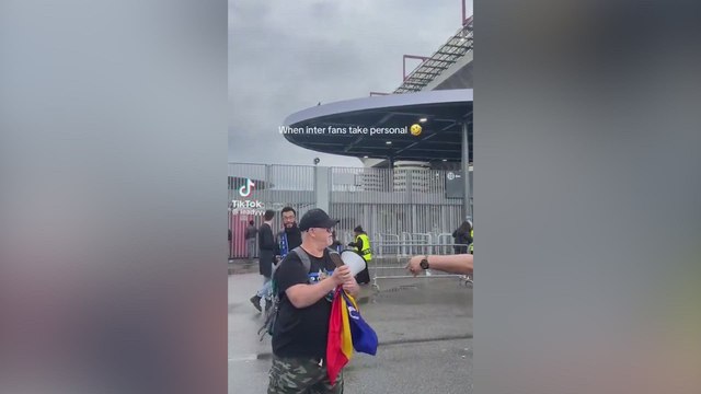 Un aficionado del Inter recibe a los culés de esta guisa en el Giuseppe Meazza: nada duele más