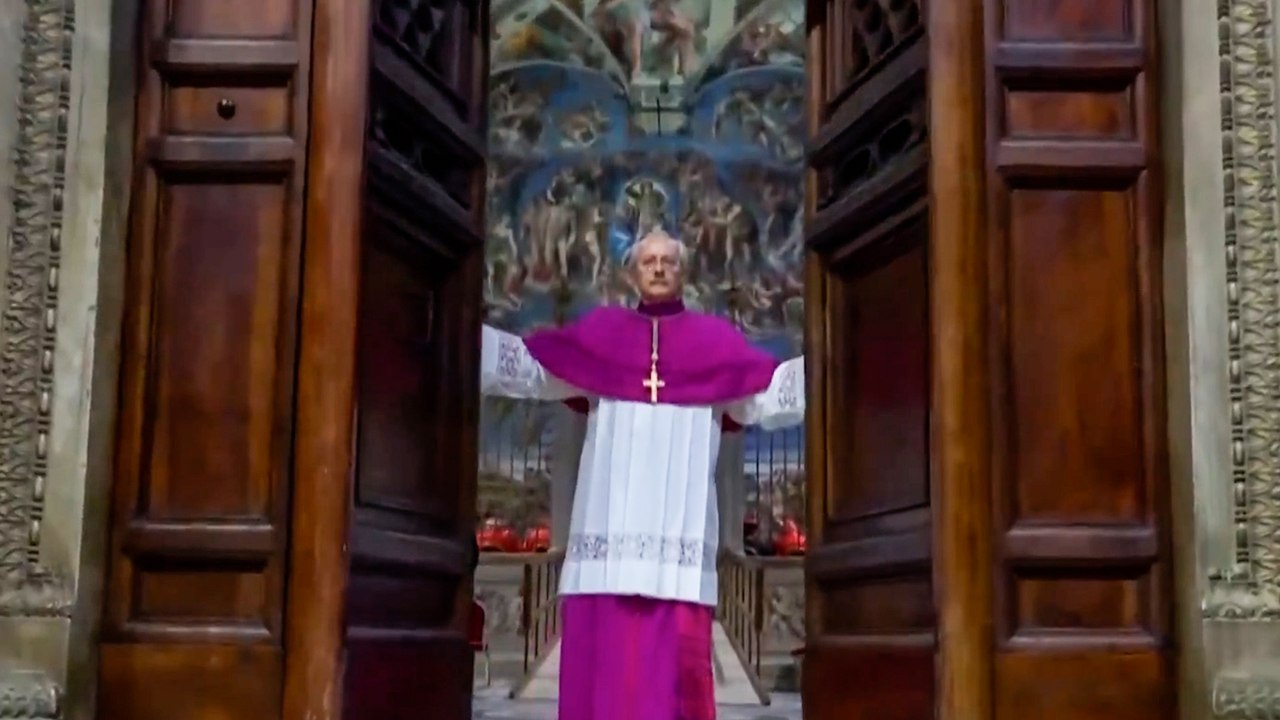 Imagen histórica: se cierran las puertas de la Capilla Sixtina para que arranque el cónclave