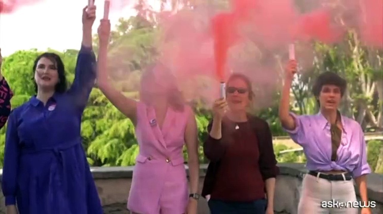 Roma, delle donne lanciano la "fumata rosa" mentre inizia il Conclave