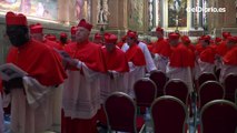 Los cardenales llegan a la Capilla Sixtina para comenzar el cónclave