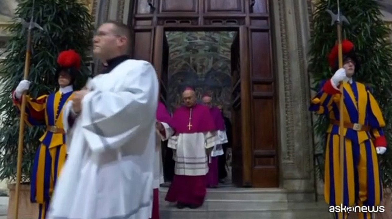 Conclave, chiuse le porte della Cappella Sistina con l'extra omnes
