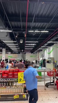 Clientes fazem filas para aproveitar queima de estoque de supermercado próximo de fechar em Salvador