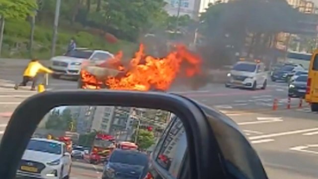 경기 용인에서 추돌 사고 뒤 차량 화재...1명 다쳐 / YTN