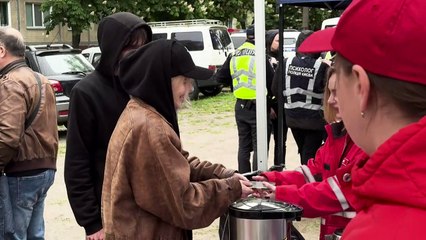 Des habitants réagissent aux attaques russes sur Kiev pendant la nuit