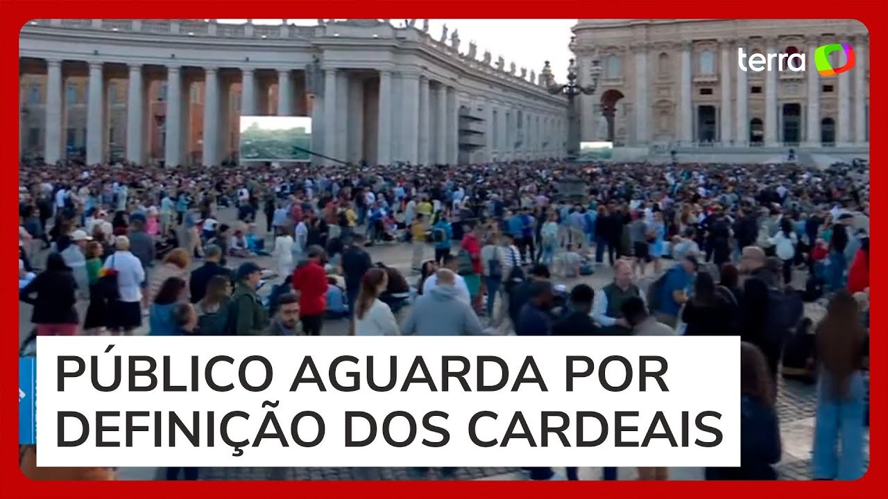 Milhares se reúnem na praça de São Pedro à espera do resultado da 1ª votação do conclave
