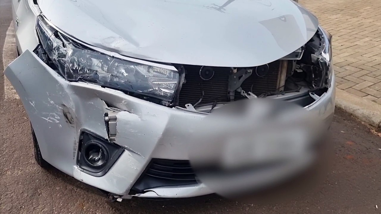 Corolla com placas de Laranjeiras do Sul se envolve em acidente em Cascavel