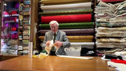 Acompañamos al sastre del Papa a entregar el traje del próximo Pontífice: "No hay XL"
