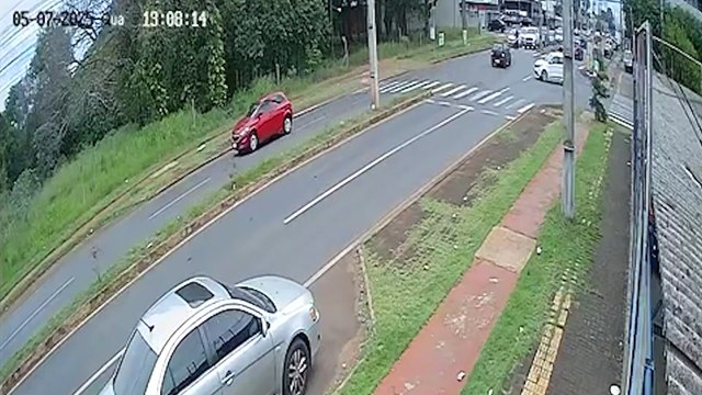 Câmeras de segurança registram Uno invadindo a contramão antes de bater contra Amarok em colisão mortal