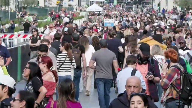 Fieles y curiosos se concentran en San Pedro a la espera de la primera fumata