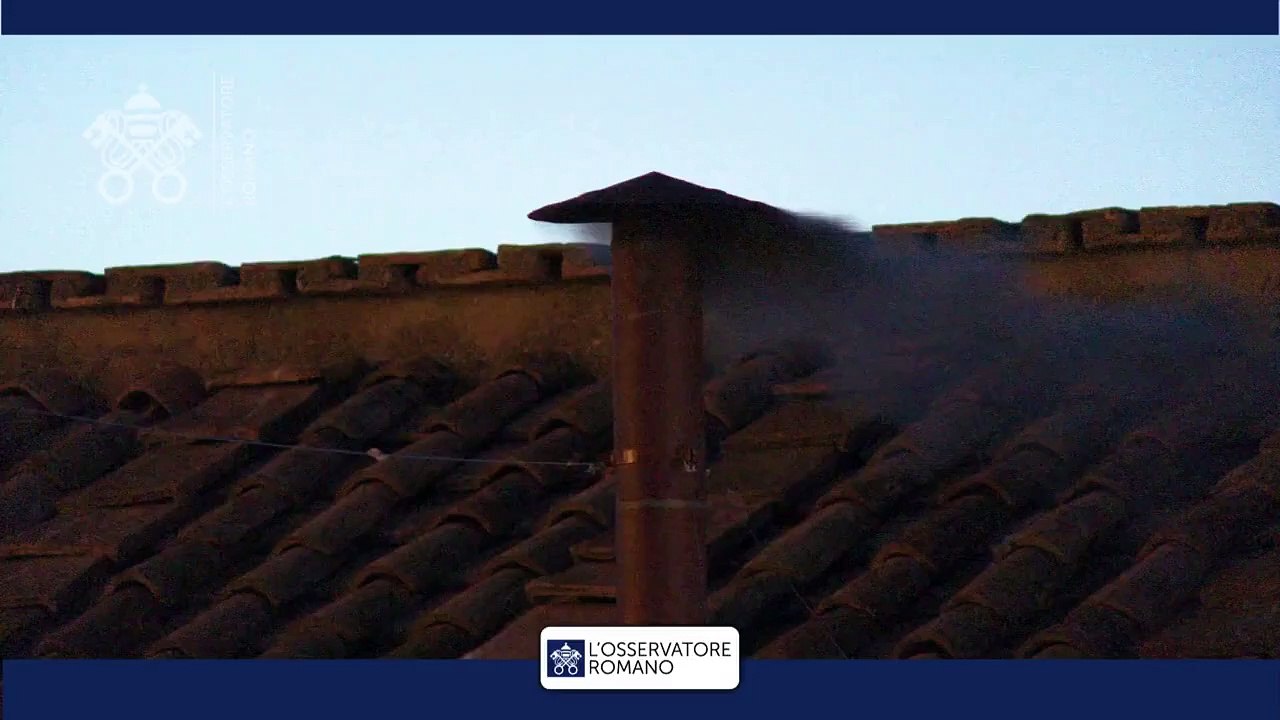 Fumaça preta sai da chaminé da Capela Sistina