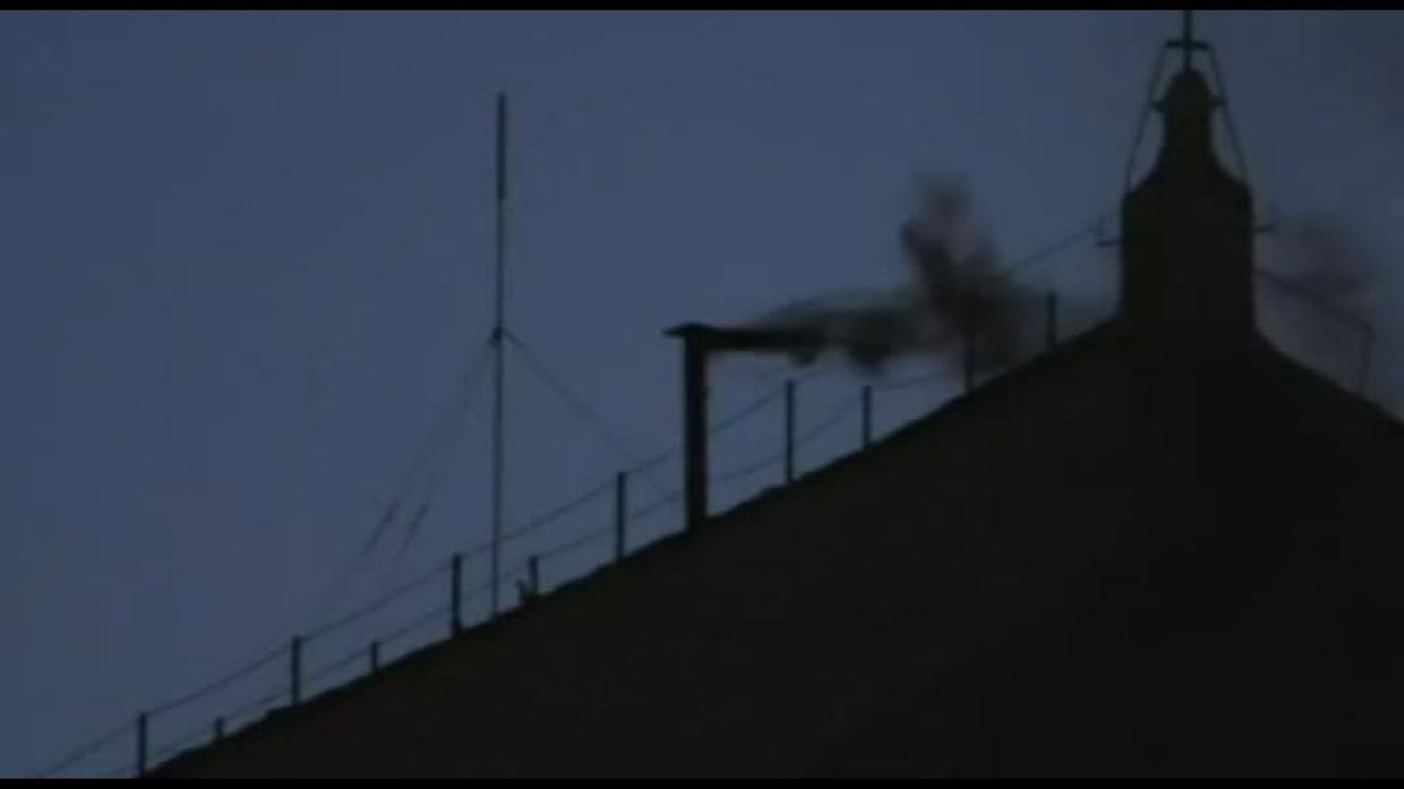 Conclave, la prima fumata è nera: non c'è ancora un nuovo Papa