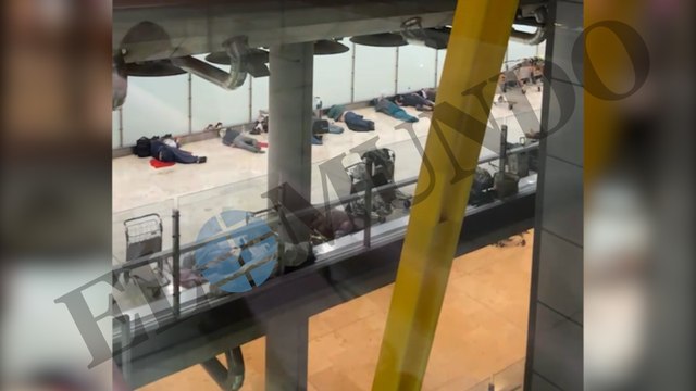 El aterrador panorama en la T4 de Barajas: crecen los 'sintecho' que duermen en el aeropuerto