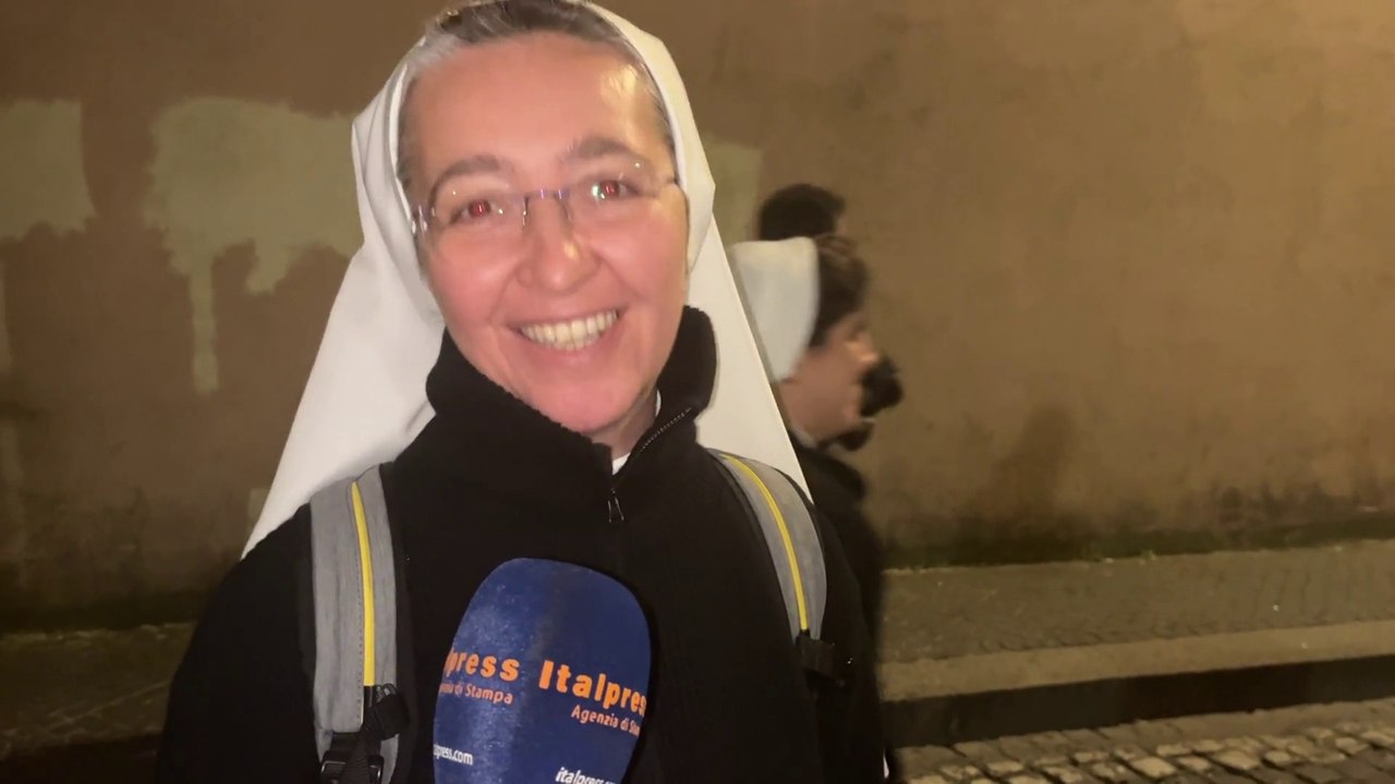 I fedeli dopo la fumata nera "Grande emozione, aspettiamo nuovo Papa"