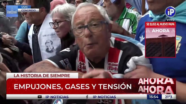 El padre Paco Olveira, víctima de la represión en la marcha de jubilados