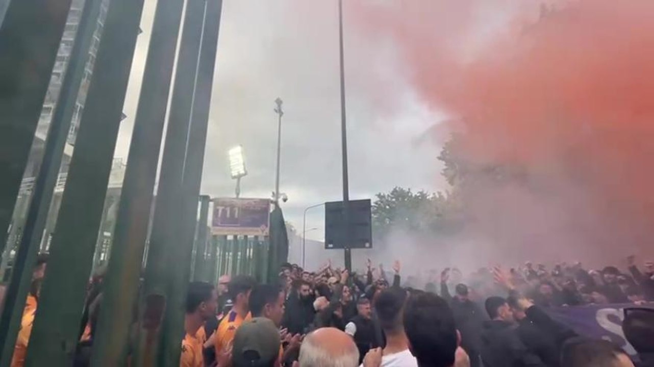Fiorentina, cori e striscioni fuori dal Franchi: la carica dei tifosi in vista del Betis