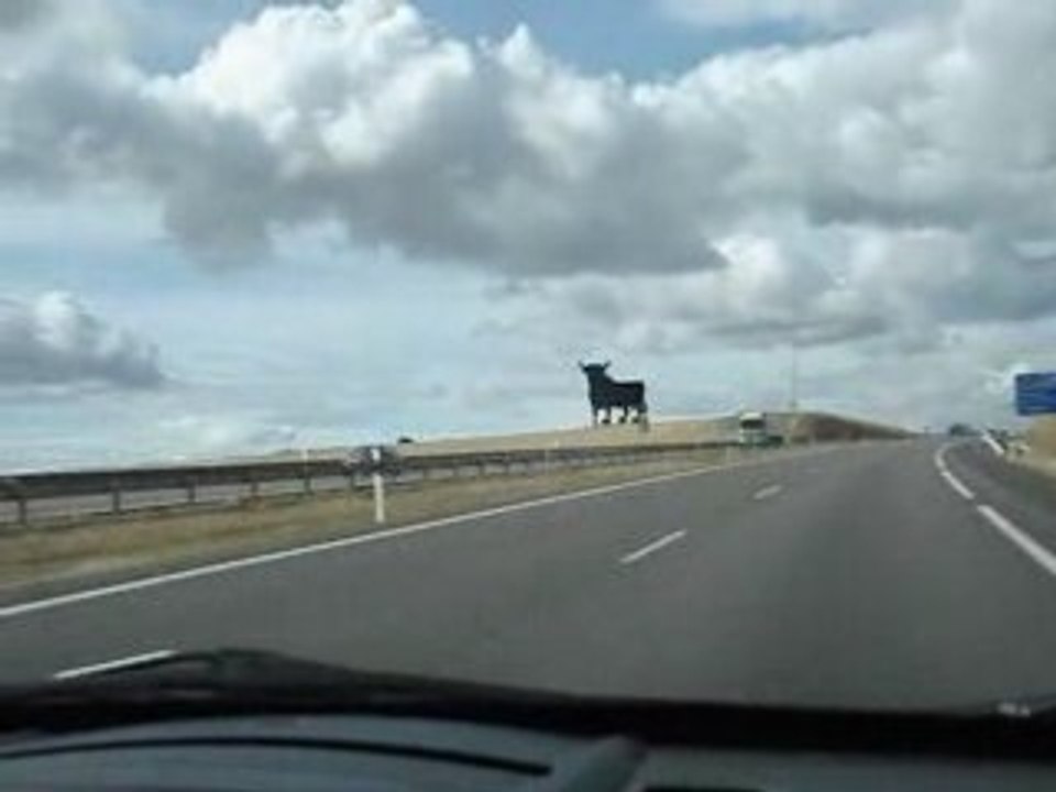 MADRID - Ouah!! Un taureau géant...