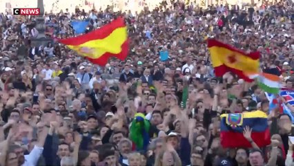 Liesse populaire place Saint-Pierre