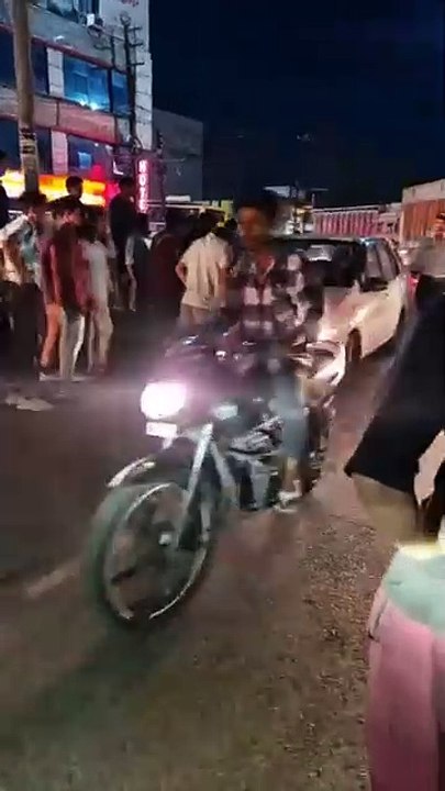 महिला मित्र के साथ पकड़े गए पति ने पत्नी और बेटे को कर से कुचलना का किया प्रयास