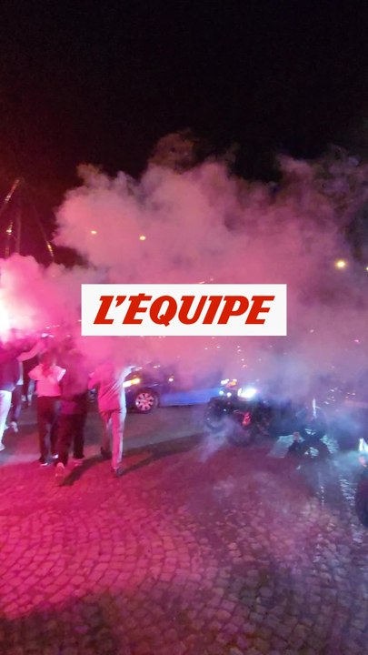 La joie des supporters sur les Champs-Élysées - Foot - C1 - PSG