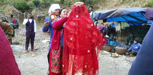 bride and groom dancing in naumati baja |