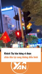 Khách Tây hào hứng vì được chào đón tại cung đường diễu binh
