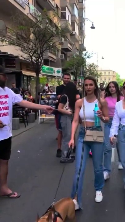 Beautiful_Girls_Walk_in_Bucharest,_Romania_🇹🇩(720p)