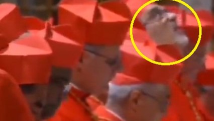 Tutti a leggere la preghiera tranne Pizzaballa: col naso all'insù ammira rapito gli affreschi della Sistina