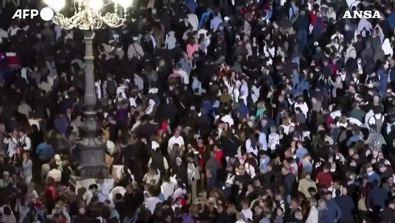 La reazione della folla in piazza San Pietro alla prima fumata nera