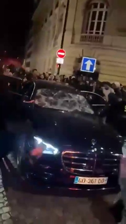 Des racailles détruisent une Mercedes Classe S sur les Champs Elysées suite à la qualification du PSG