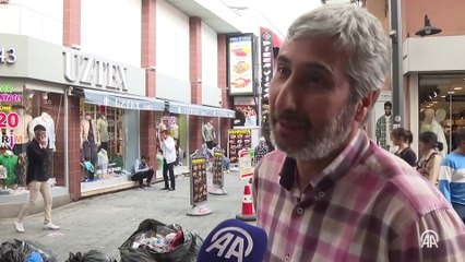 İşçilerin greve gitmesiyle cadde ve sokaklarda çöp yığınları oluştu