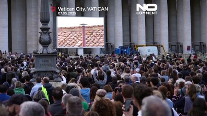 Des milliers de personnes regardent la fumée noire s'échapper de la chapelle Sixtine
