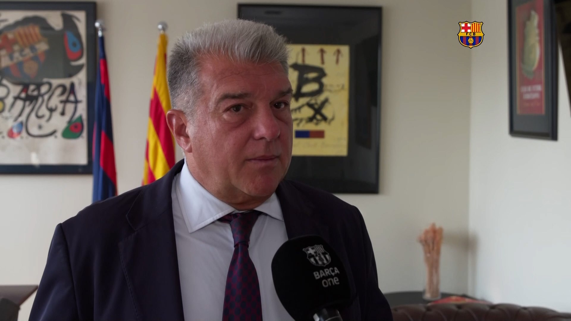 El presidente del FC Barcelona, Joan Laporta, se ha pronunciado tras la eliminaci�n del equipo en las semifinales de la UEFA Champions League frente al Inter de Mil�n. A trav�s de un comunicado en las redes sociales oficiales del club blaugrana, Laporta expres� su decepci�n por no alcanzar la final del torneo europeo, pero tambi�n envi� un mensaje de aliento y unidad a toda la afici�n cul�. El mandatario resalt� la importancia de mantenerse unidos y seguir apoyando al equipo en este momento crucial de la temporada.