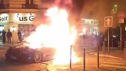Parigi, la festa per la finale è horror: tifosi investiti, auto incendiate e negozi distrutti