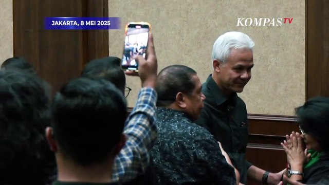 Senyum Ganjar Pranowo Temui Hasto Kristiyanto di Persidangan Kasus Harun Masiku