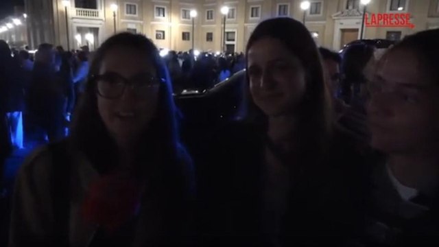 La delusione dei fedeli in piazza dopo la fumata nera: «Tre ore di attesa... potevano farla un po' prima»