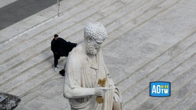 Al via la seconda giornata del Conclave: i primi fedeli in piazza San Pietro