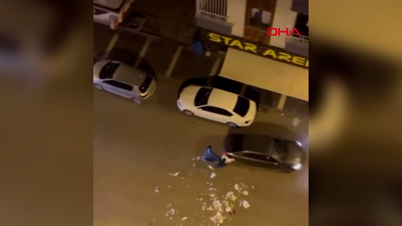 Çöpleri yola döküp geçen araçlara saldırdı