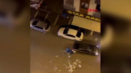 Çöpleri yola döküp geçen araçlara saldırdı