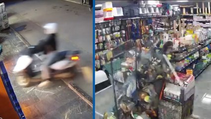 Kontrolden çıkan motosiklet mağazaya girdi, o anlar kamerada