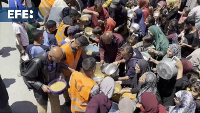 Gazatíes hacen largas esperas para recibir una ración de comida al día