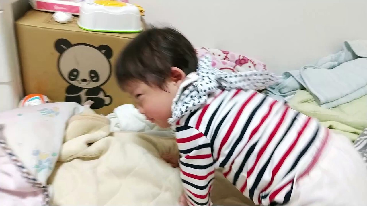 くすぐりされて大はしゃぎの2歳児男の子（発達障がい（知的障害）-自閉性スペクトラム症）
