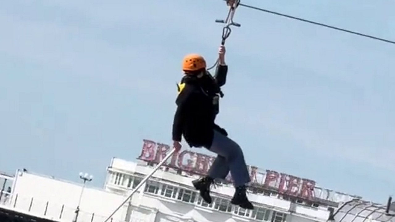 Lustiger moment: teenager bleiben auf der seilrutsche hängen