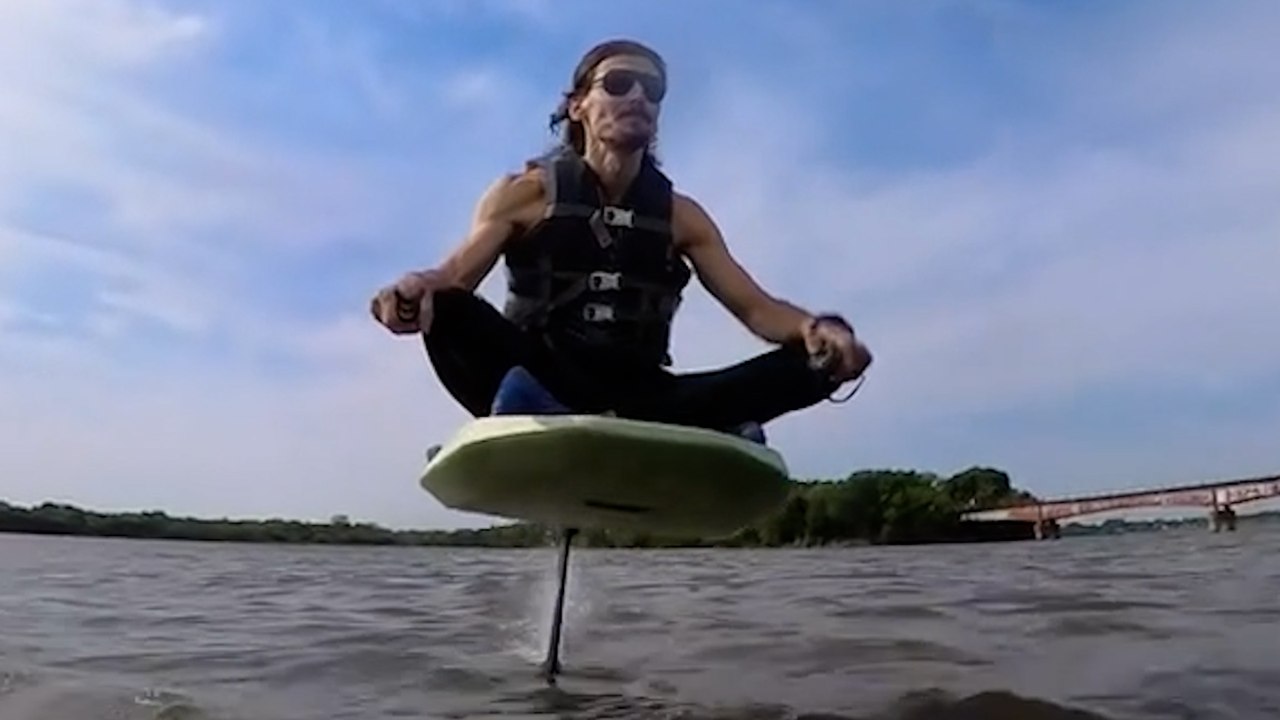 Dramatischer moment: surfer wird nach mysteriöser kollision von elektrischem surfbrett geschleudert