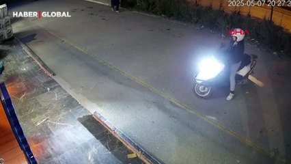 Kontrolden çıkan motosiklet mağazaya girdi: O anlar kamerada