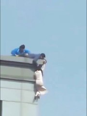 VIDEO: ¡La salvó! Policía evita una tragedia al sujetarla del cabello en el último segundo