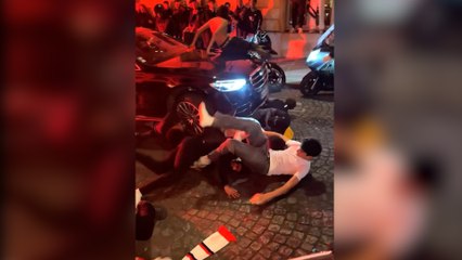 Une voiture fonce sur la foule de supporters près des Champs-Élysées après la victoire du PSG