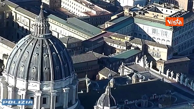 Piazza San Pietro gremita per il conclave, le immagini dall'elicottero della Polizia di Stato
