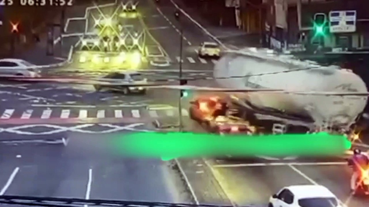 Acidente entre trem, caminhão, carros e moto em Pinhais