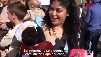 Conclave 2025, in Piazza San Pietro spunta Romeo, il cane vestito da Papa