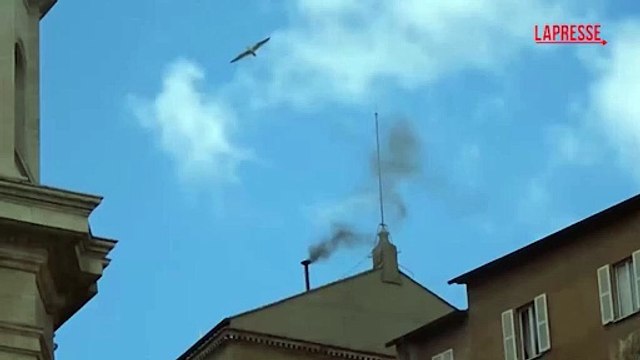 Seconda fumata nera al conclave, la reazione dei fedeli in piazza San Pietro